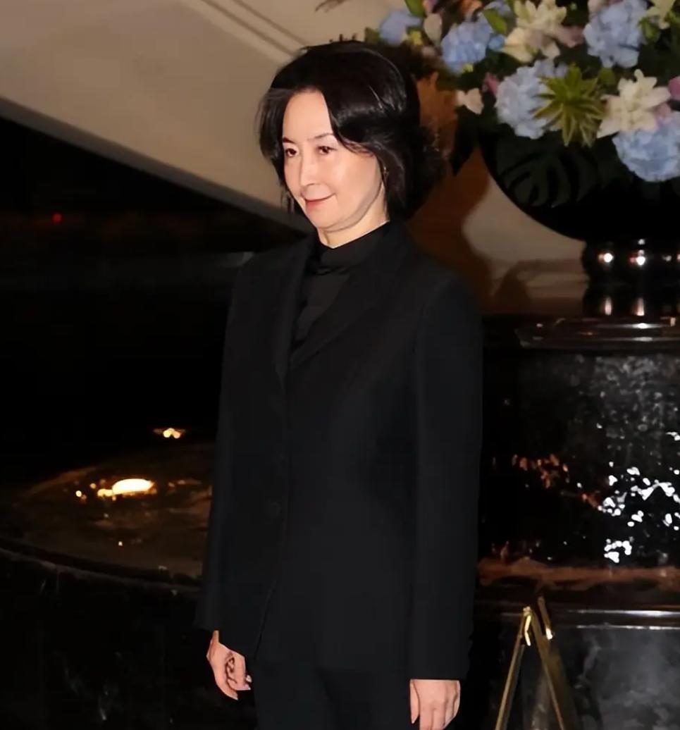 何超琼为何超蕸办追思会，

最让人感慨的不是来了多少名流

而是她那种强撑着把场