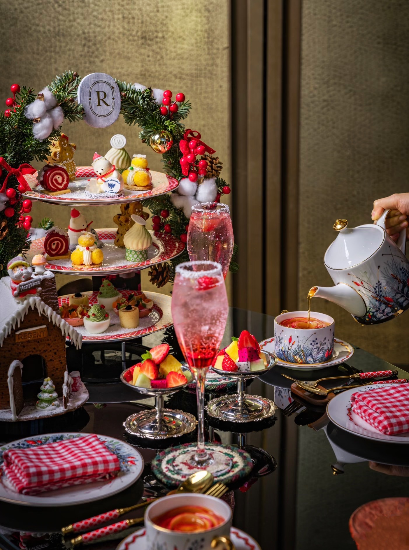 当俄罗斯皇室传承的LOMONOSOV瓷器，遇见丽晶甜品主厨的巧妙灵感，一席高品质