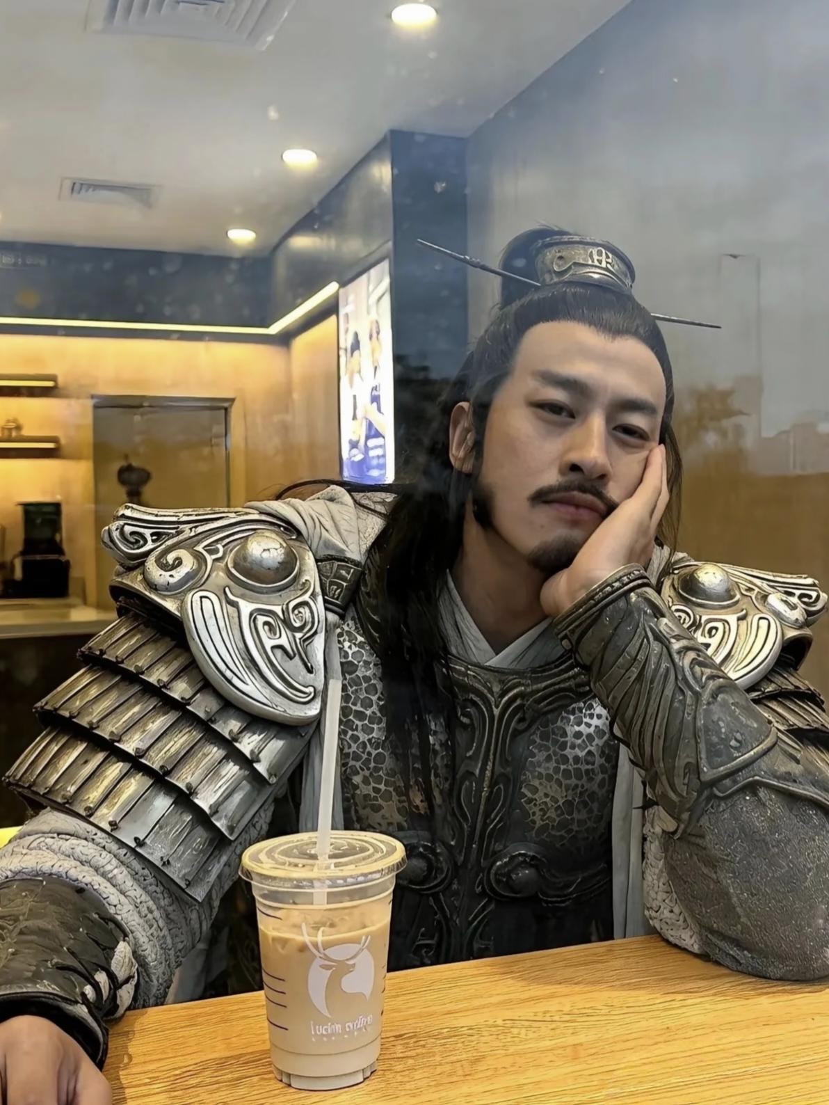 别再说“人永远不知道是谁旺了自己”，
事实上，捧红何润东的，
不是《逐玉》，也不