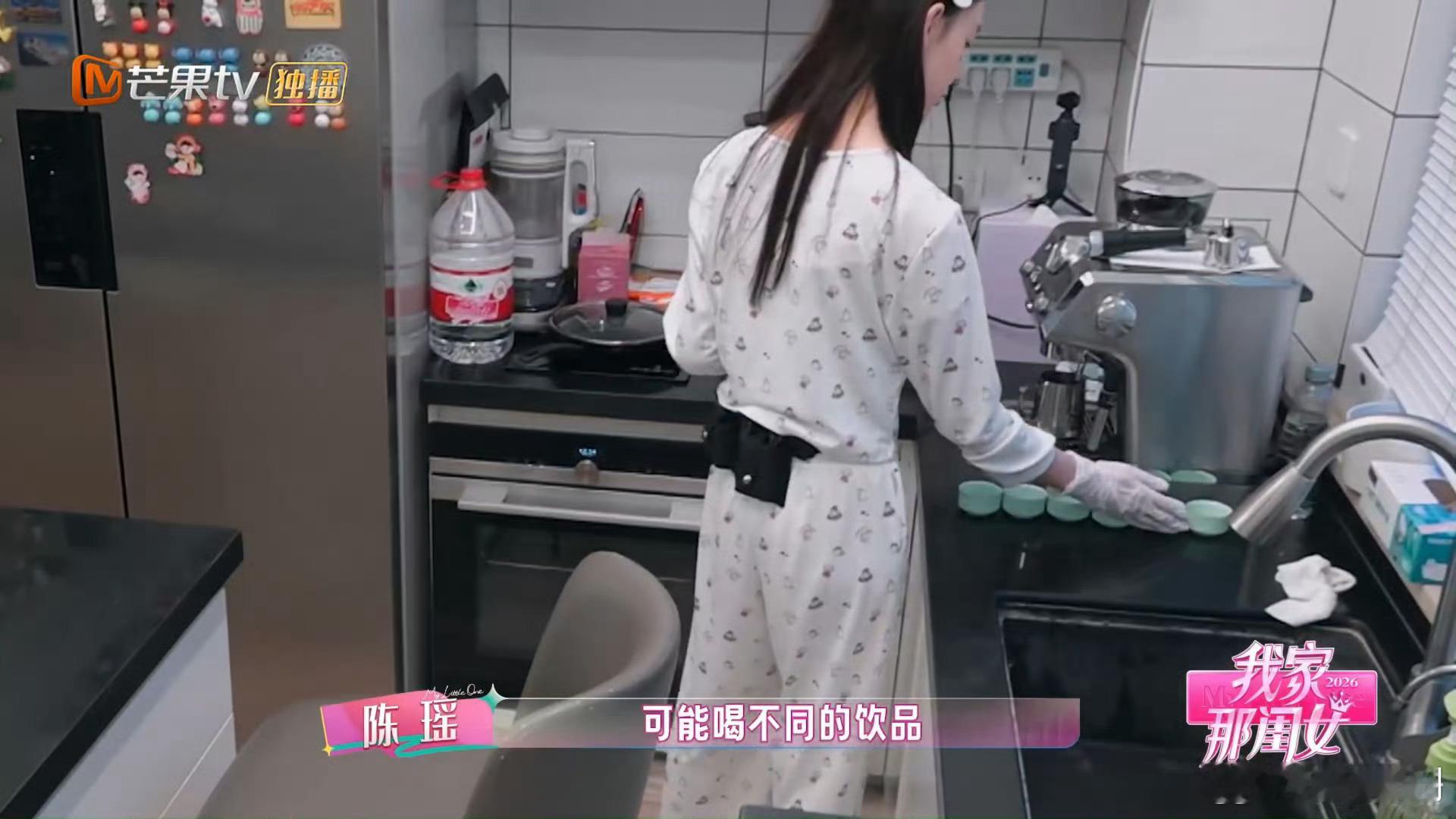 陈瑶家里有一百多个杯子我家那闺女简单的喝水这件小事，被陈瑶玩出花样，百余只杯子分