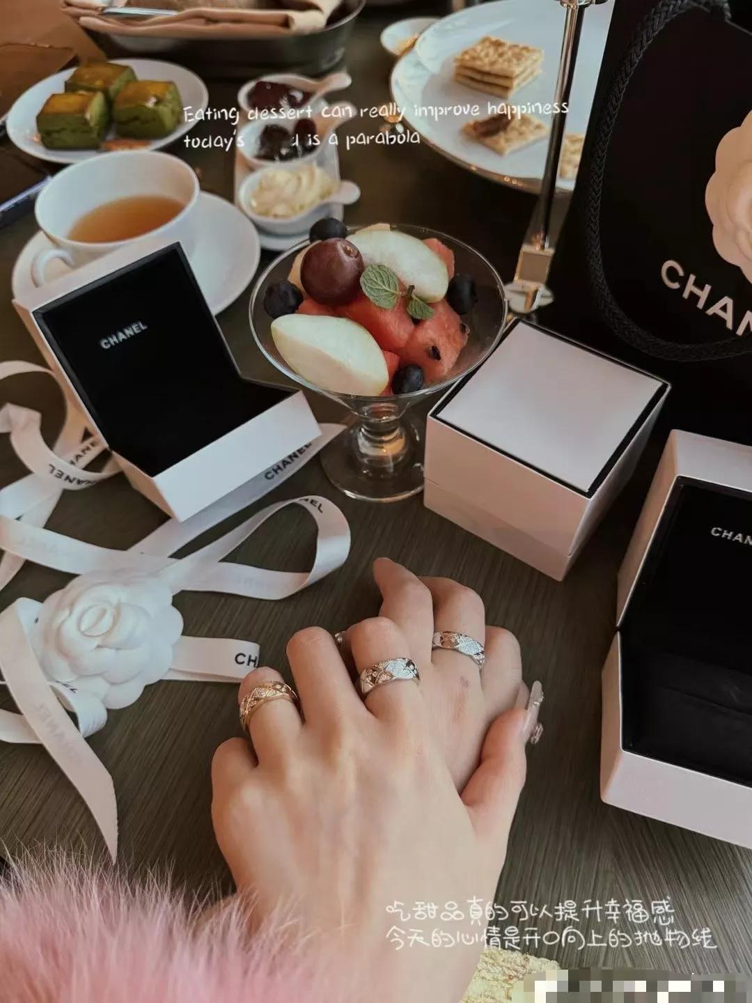 本性难移。
郭美美又出来高调炫富了。
手上戴了两枚银戒指，手腕戴着名表，脖子上挂