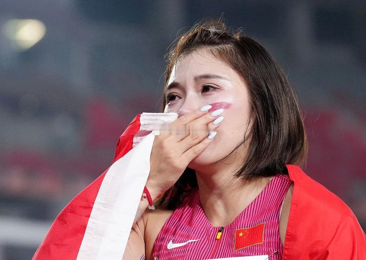 吴艳妮哭了27日晚，吴艳妮在爱知·名古屋亚运会田径女子100米栏决赛中为中国队摘