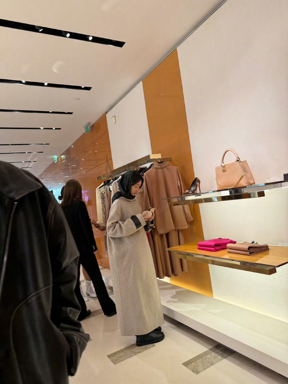 巴黎偶遇周冬雨 网友在巴黎偶遇周冬雨逛街，好有质感的一套 