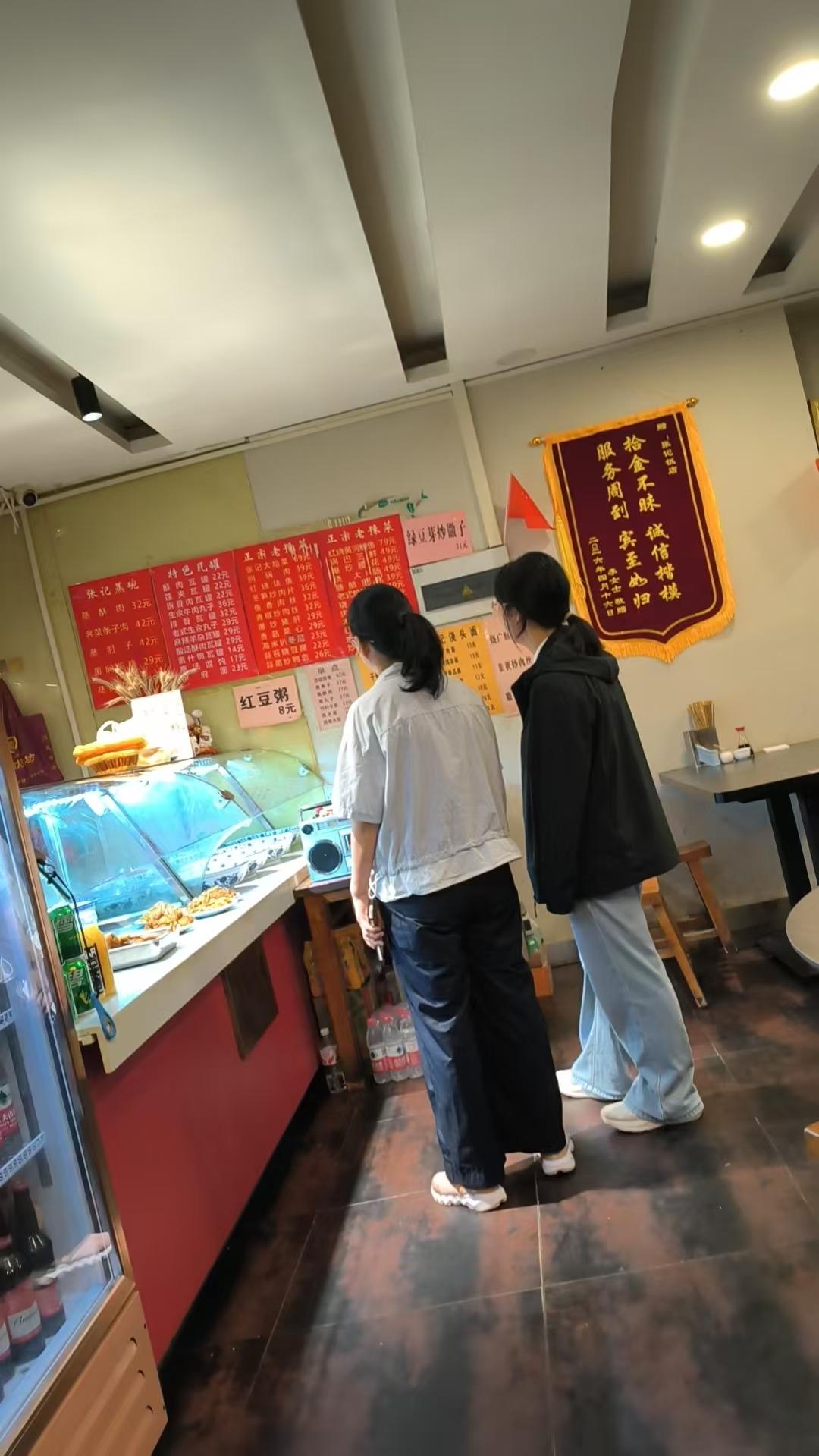 郑州政七街，天天送小学生必经之路，竟然藏着一个美食名吃张记瓦罐店。
      