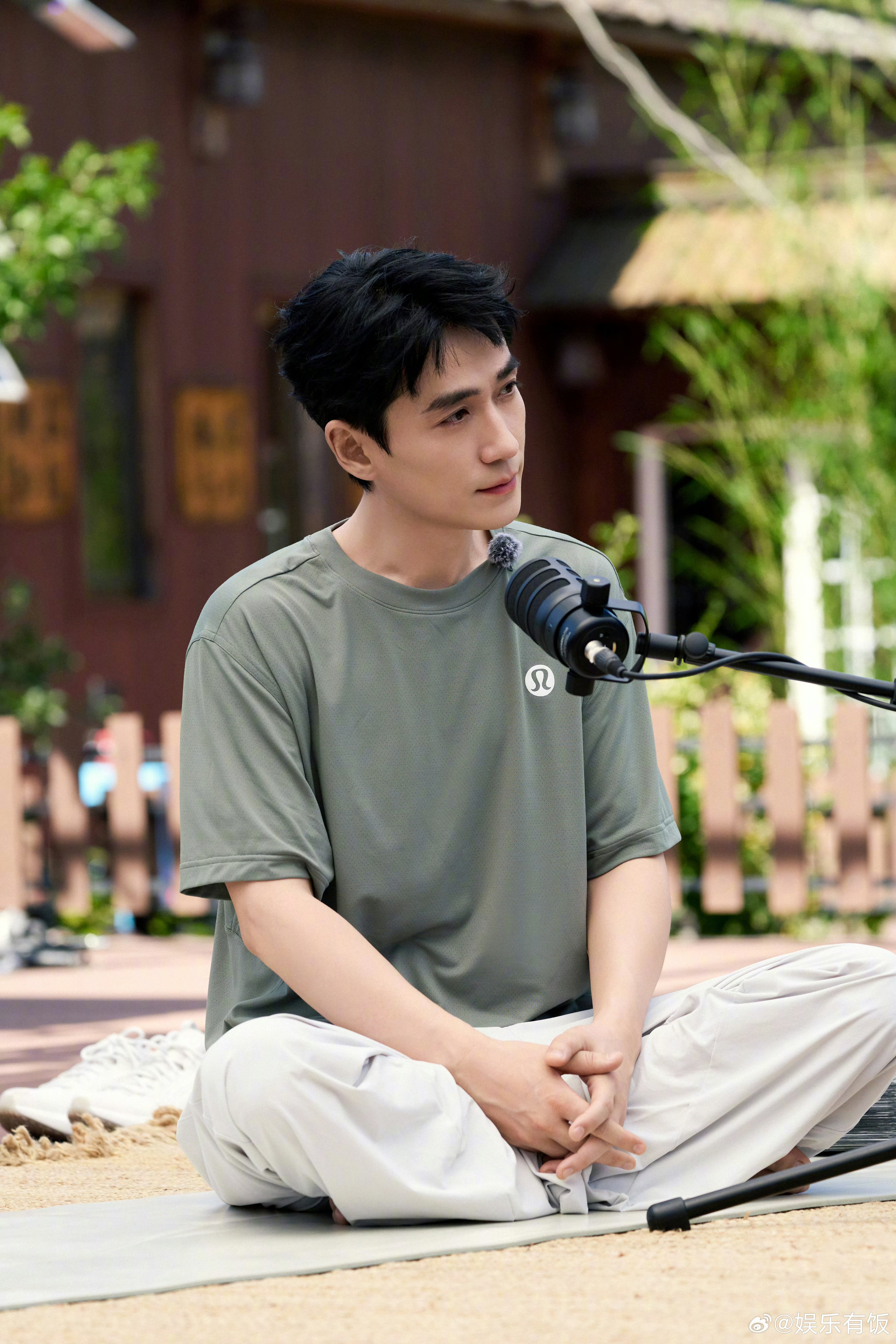 龙哥真体贴啊，提醒包子们不能只惦记着吃，还得多运动！做瑜伽真超级适合我这种懒人