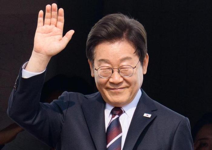 韩国总统李在明要干大事了，打破魔咒空前。近日李在明民调支持率超过60%，可谓前途