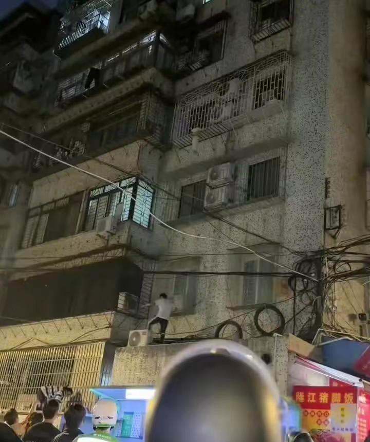 这个世界破破烂烂，却依然有人缝缝补补