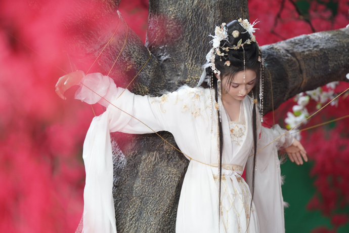 别绑阿谁了绑我行不行 水龙吟 林允今晚这场哭戏太绝了！那滴泪落得我心都揪起来了，