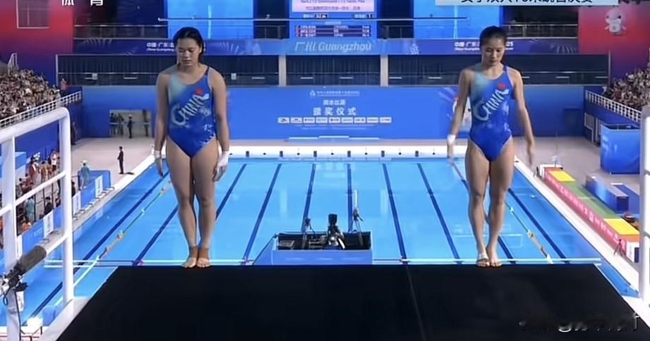 全红婵笑着回应失利：我现在就很开心！

站在跳台下的全红婵，面对无缘奖牌的结果，