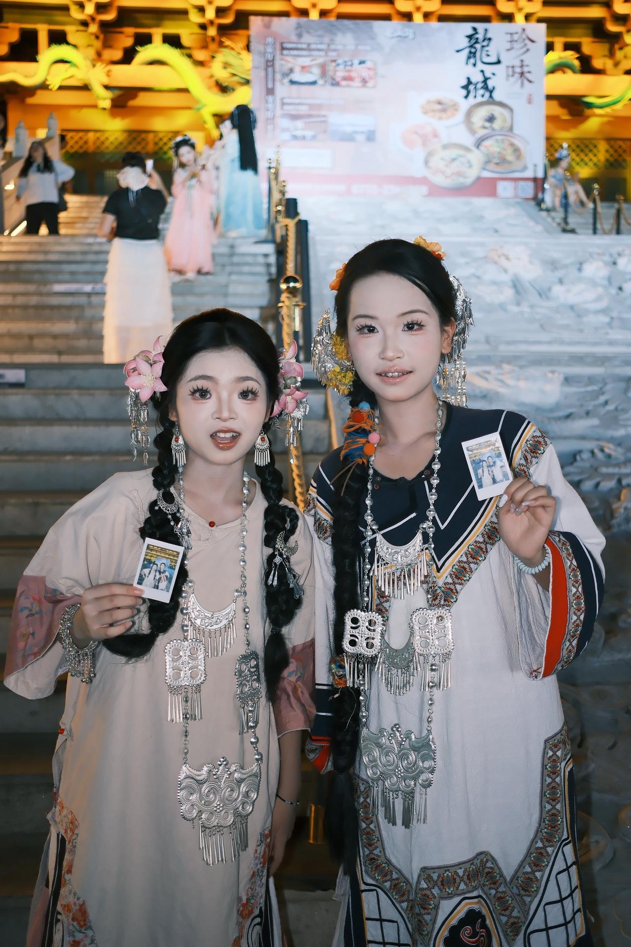 小闺蜜来打卡，拍完拍立得还得打卡拍两张。穿越古风遇见你 一场穿越千年的邂逅 民族