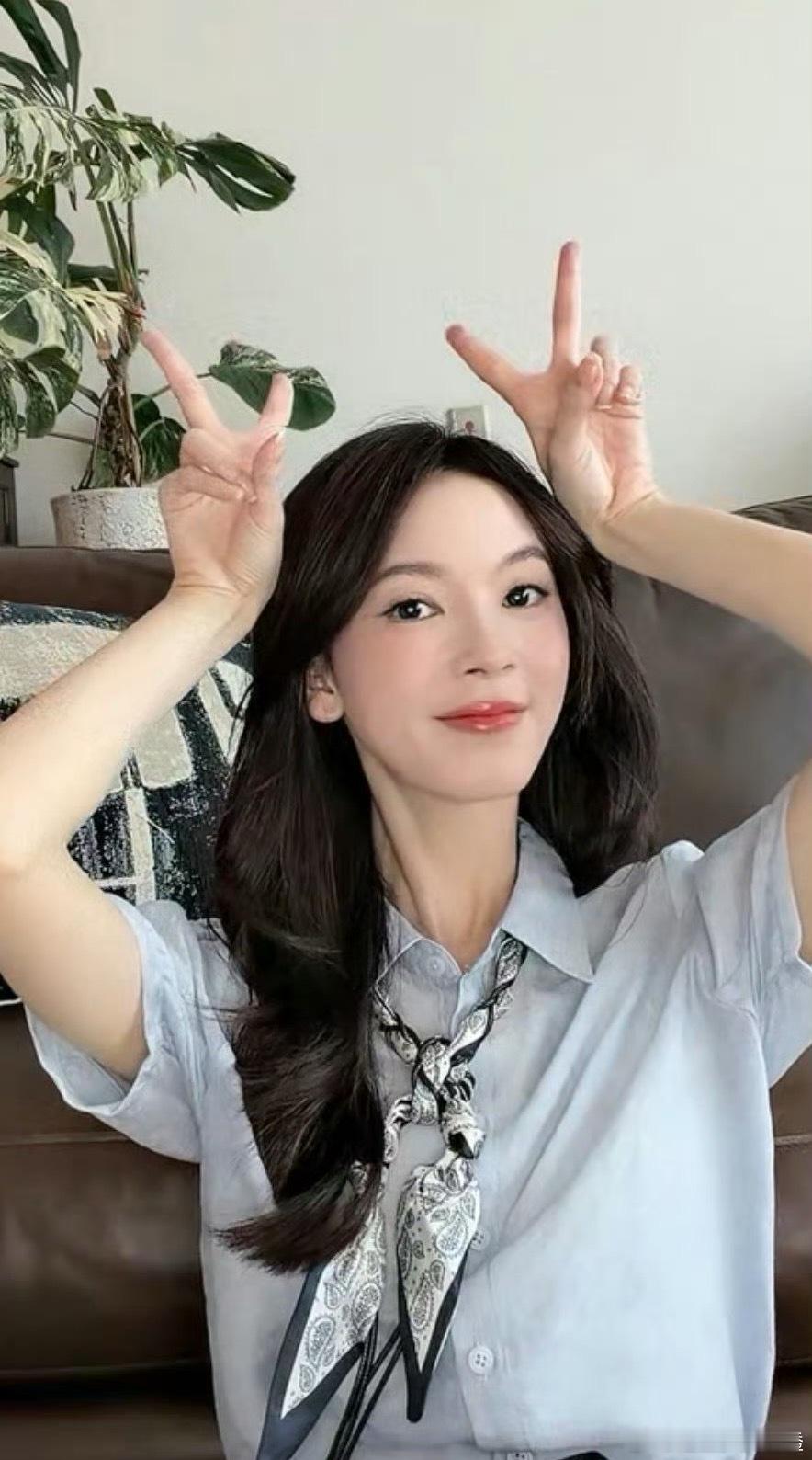 陈瑶出道十一周年直播 出道十一周年直播的陈瑶也太可爱了吧！唱《向光》时认真又温柔