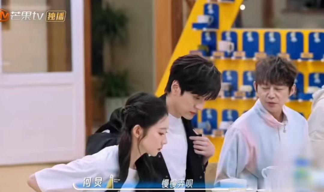 何炅高情商输出收获哇声一片何炅一句话把所有人哄成翘嘴很难有人可以做到这般自如，浪