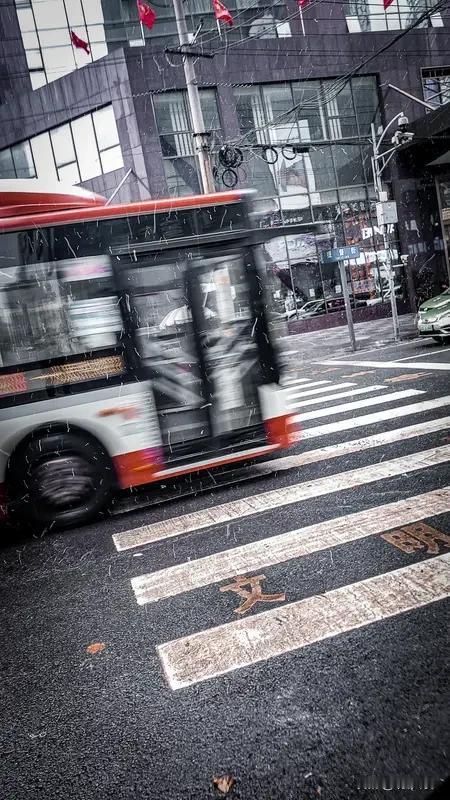 1月19日，中央气象台同时发布寒潮、暴雪、冰冻三大预警，这意味着今年首场全国性寒