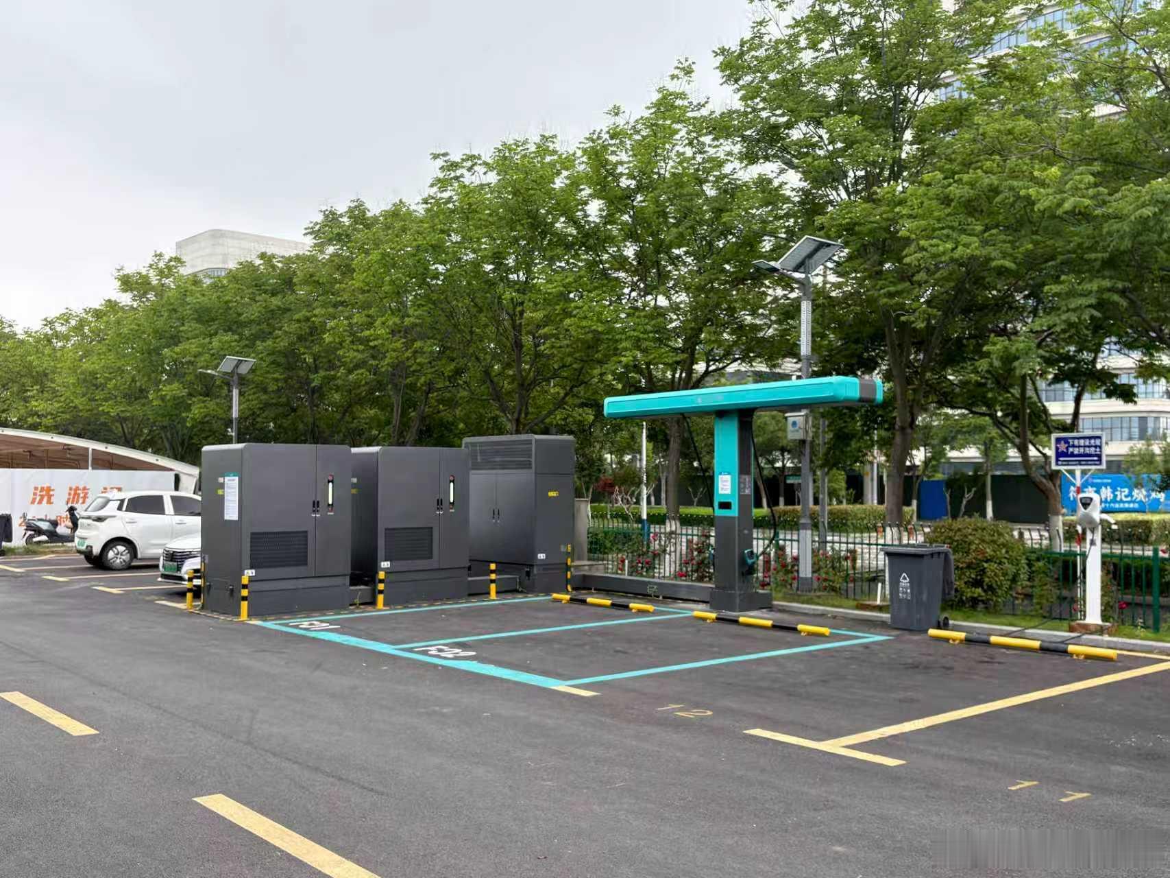 比亚迪闪充布局再增速：高速出入口1公里设站，这思路比我想的聪明好家伙，比亚迪这波
