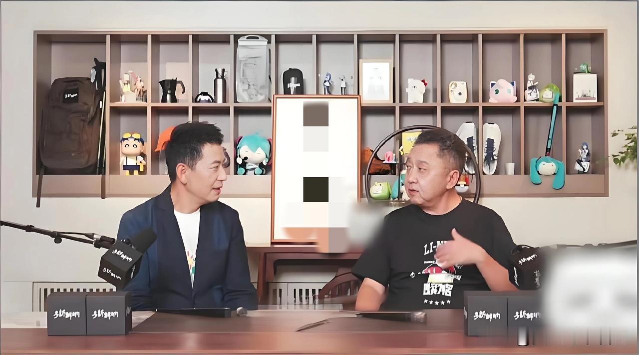 仅仅相差1岁的于谦戴军，看上去像两代人！
昨日，相声演员于谦与好友戴军，时隔多年