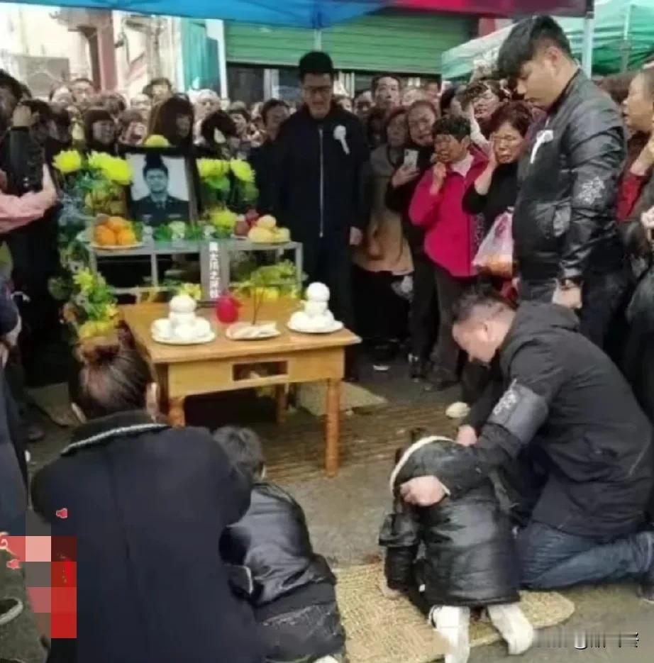 泪目！
两个年幼的孩子对着牺牲的父亲灵位磕头，现场哭声一片……

英雄浩气千秋在