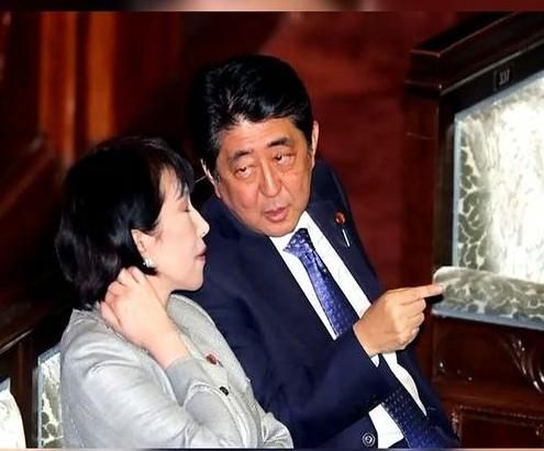 日本前首相安培晋三是个极右分子，高市早苗是安培内阁成员中的心腹和高徒，她上任后与