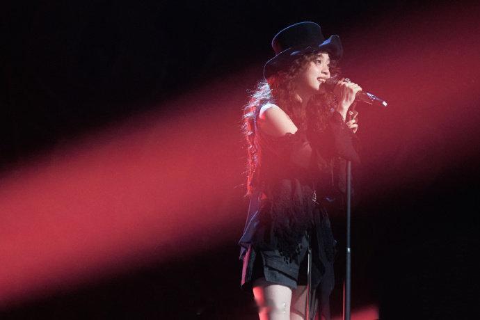 欧阳娜娜把歌唱好还要把水端平声生不息的舞台有欧阳娜娜，真的太赚了！唱歌好听情商又