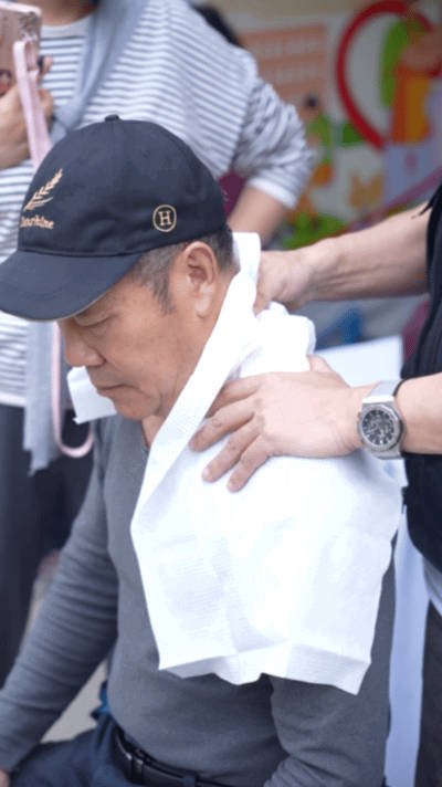 被北京大妈严选的宝藏手艺人回龙观免费理发摊收到最可爱的报酬手艺好到奶奶掏早饭，这