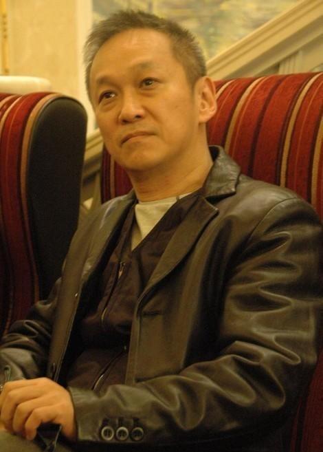 1982年，成龙以50万的年薪请陈德森当他的司机，但四年后陈德森却说：“大哥，我