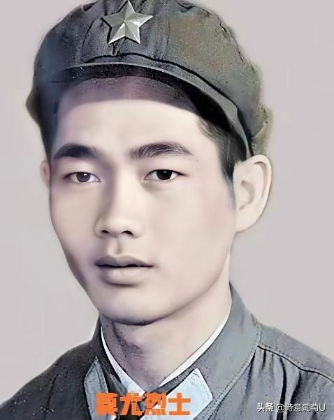 1979年2月15日傍晚，广西凭祥板绢屯后山，29岁的莫尤副指导员抱起还在滋滋冒