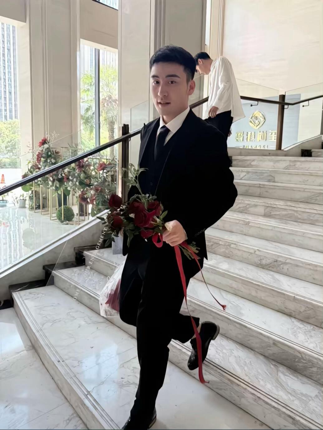 牛牛这是在干什么，大头在忙，牛牛也跟着忙，见过本人真的有点帅，这是大牛订婚的日子