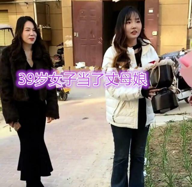 38岁成准岳母！河南女子订婚宴抢尽女儿风头，高颜值引网友花式调侃
 
关于女性哪