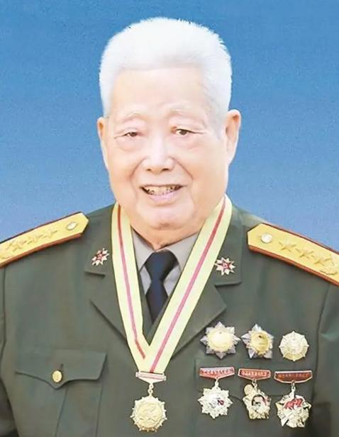 1950年，解放海南时，韩先楚焦急地看着118师的指战员：“谁愿意带队登岛？”下