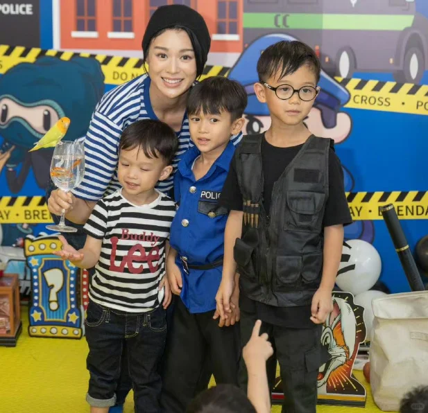 胡杏儿大儿子太像妈妈了吧？