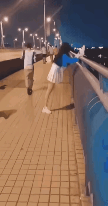 开车不能走神，走路也不能。这责任在谁。