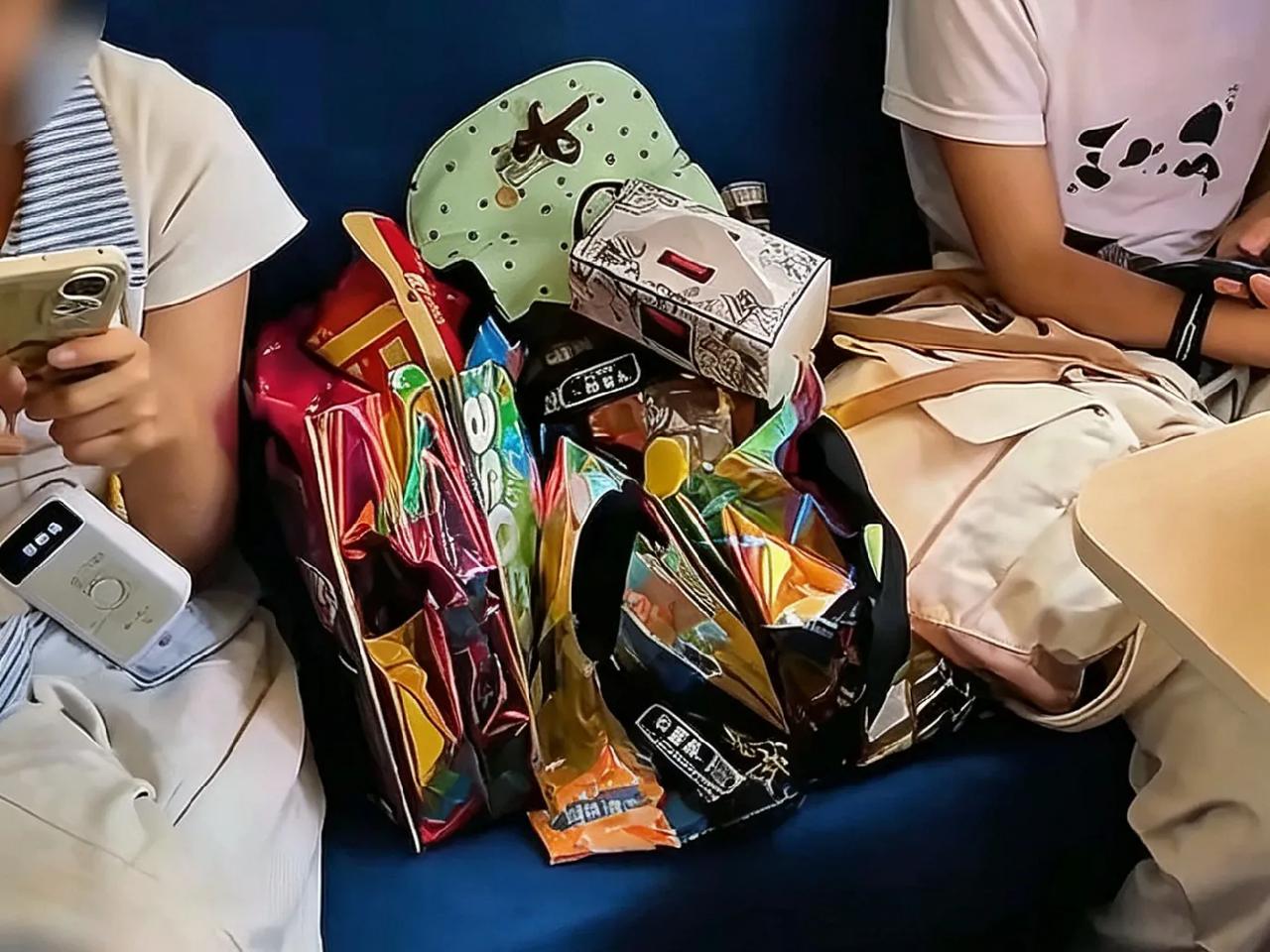 两人出钱买下3张车票，购票人未上车，同行可否占用座位
钱实打实花出去，车票也已经
