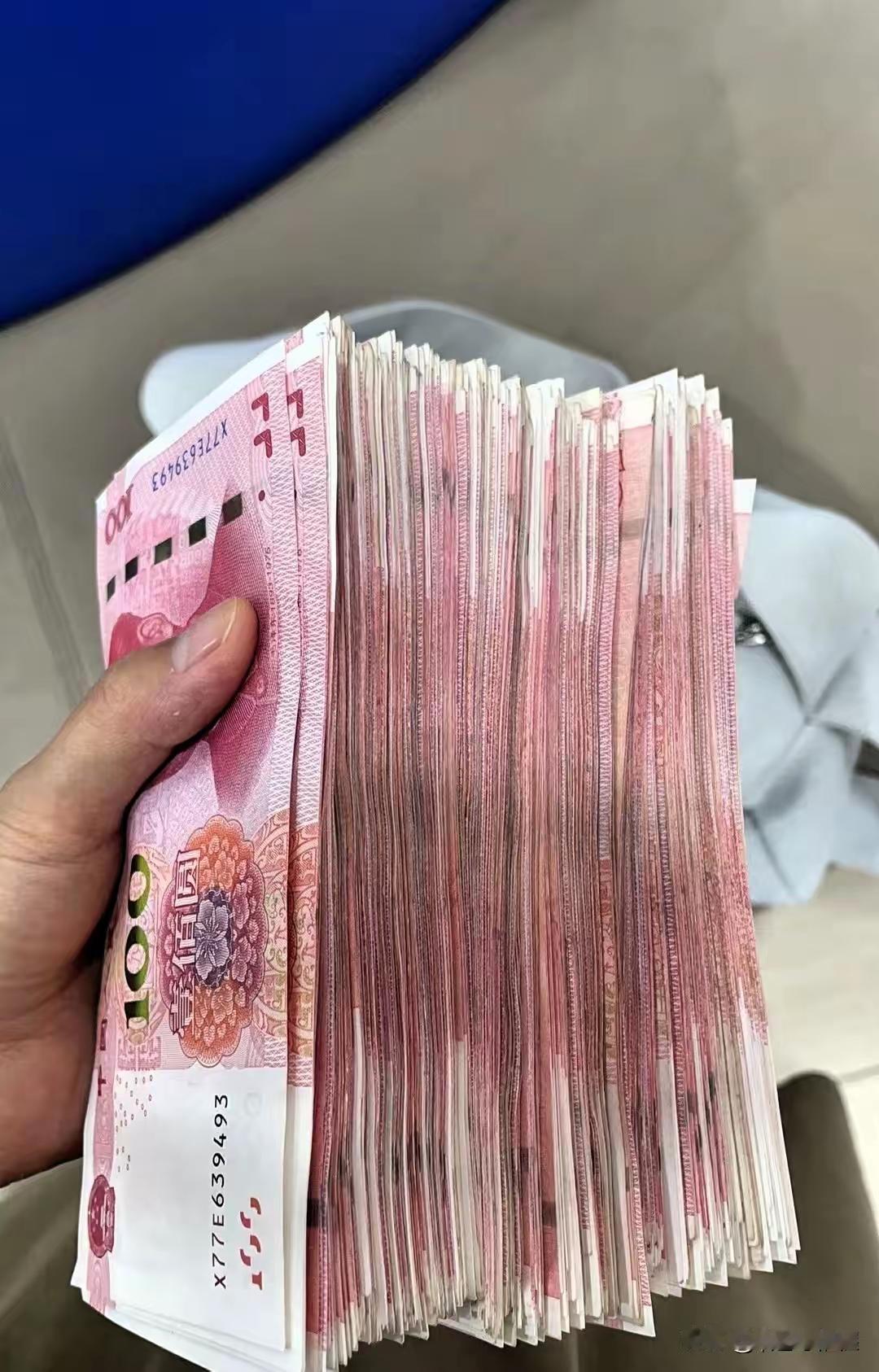 外甥结婚，妹妹来家借钱，我问还差多少，妹妹说还差6万。我拿出手机准备转钱，妹妹说