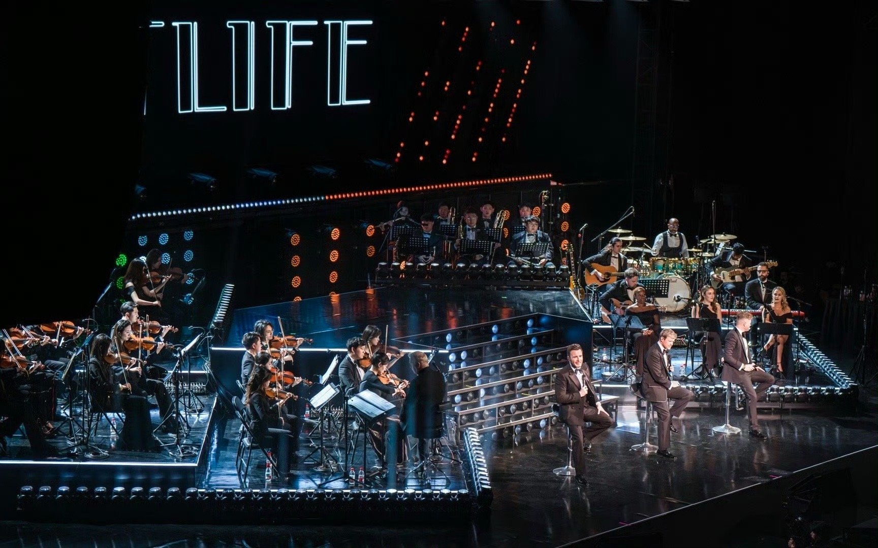 反正西城男孩演唱会很曼妙 还得是我中学时就喜欢的人！演唱会现场又唱又跳，气息却稳