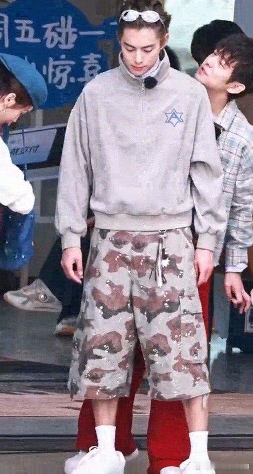  王鹤棣一出场，何炅仰头看他的样子太戳心！这波互动太甜了吧💓何炅仰头看王鹤棣这