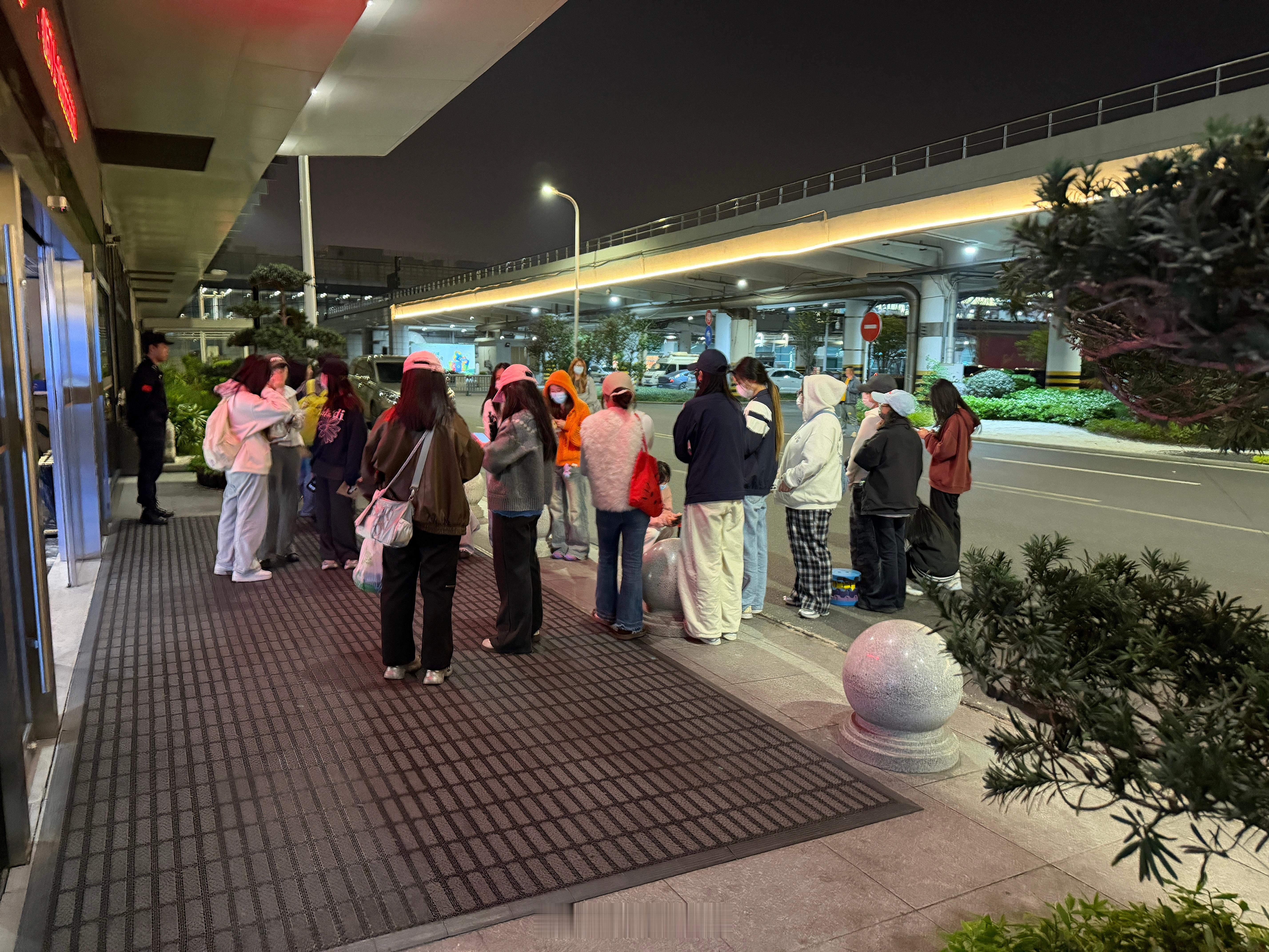 杭州机场贵宾厅门口，总是有一群女生接明星飞机，今天不知道接谁。不要说没意义，我是