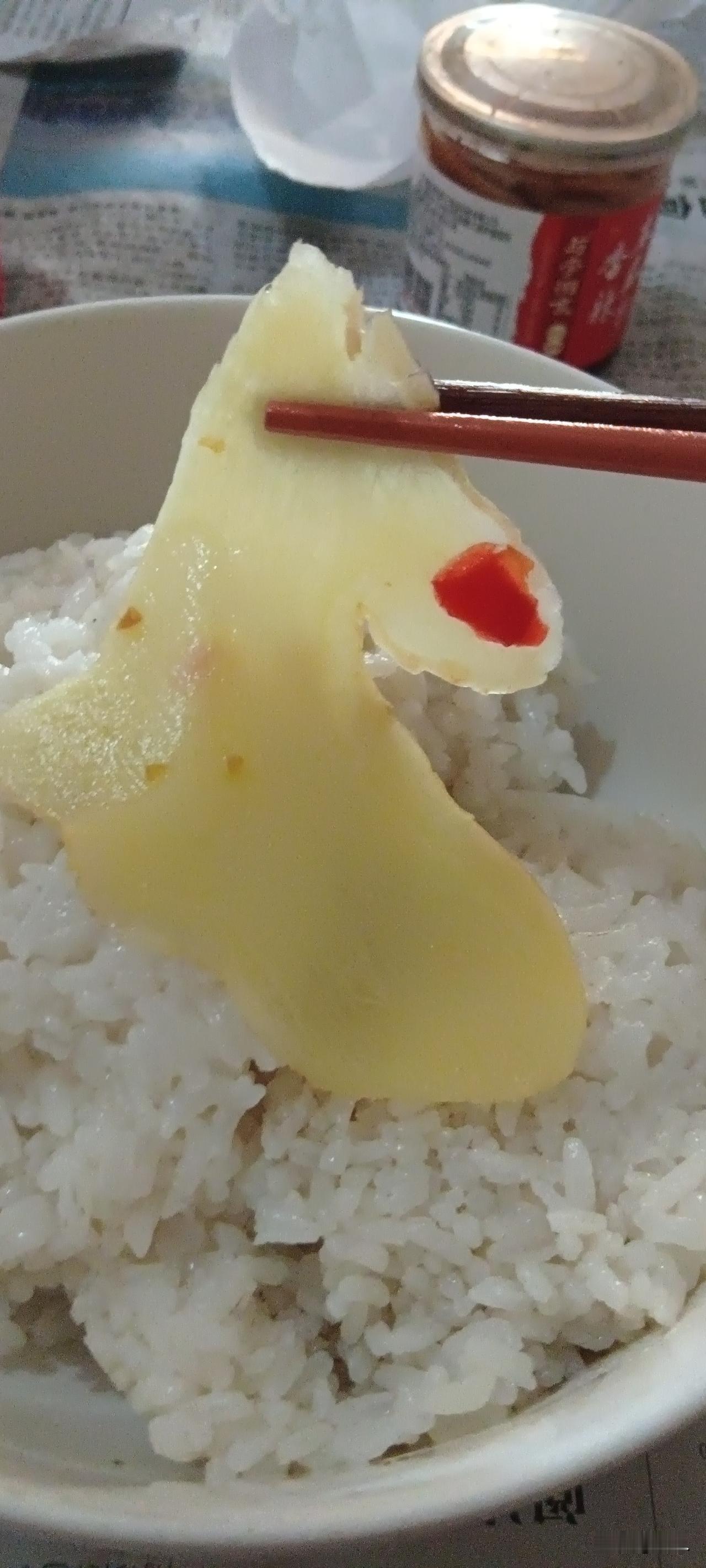 我认为不算！善意的谎言不算欺骗，因为二者的核心动机与结果截然不同。
 
欺骗的本