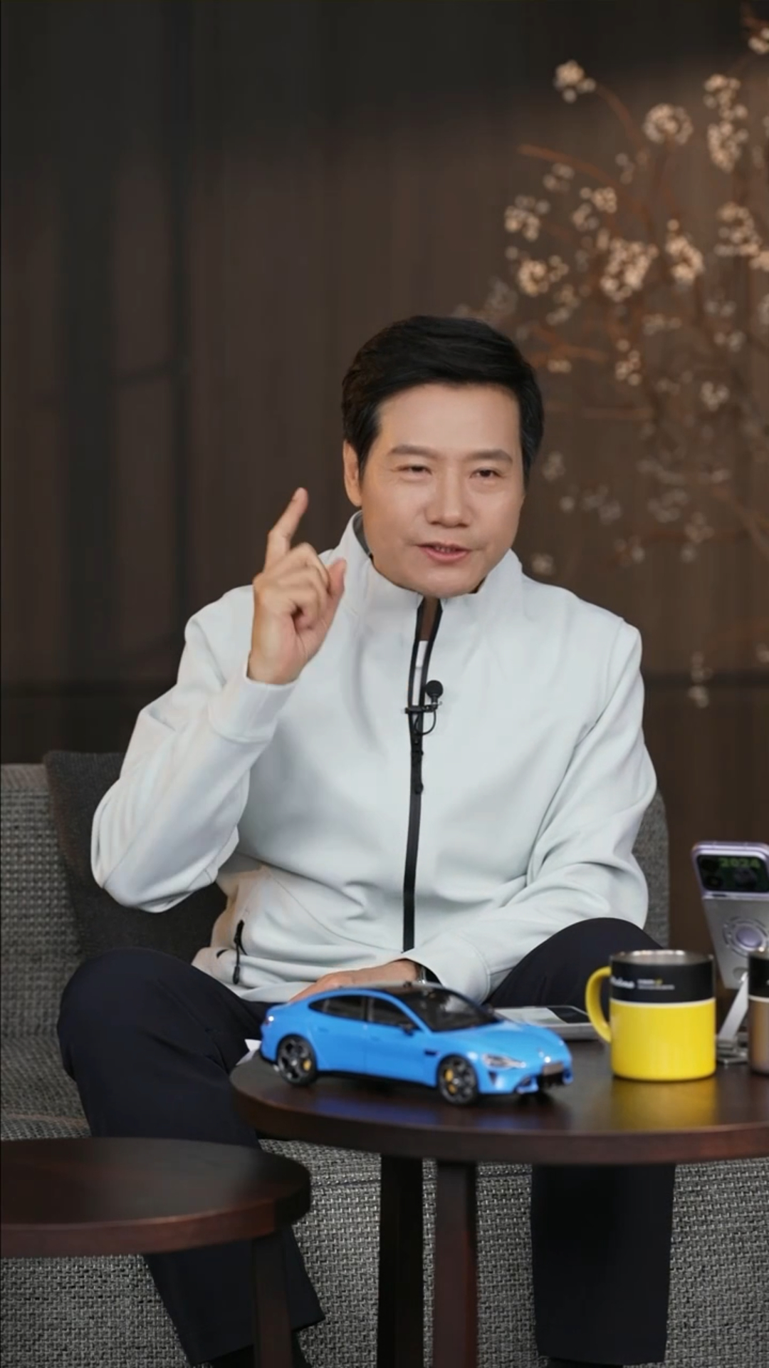 【雷军重现1300公里只充一次电原话 】1月7日晚，雷军在直播中再次回应1300