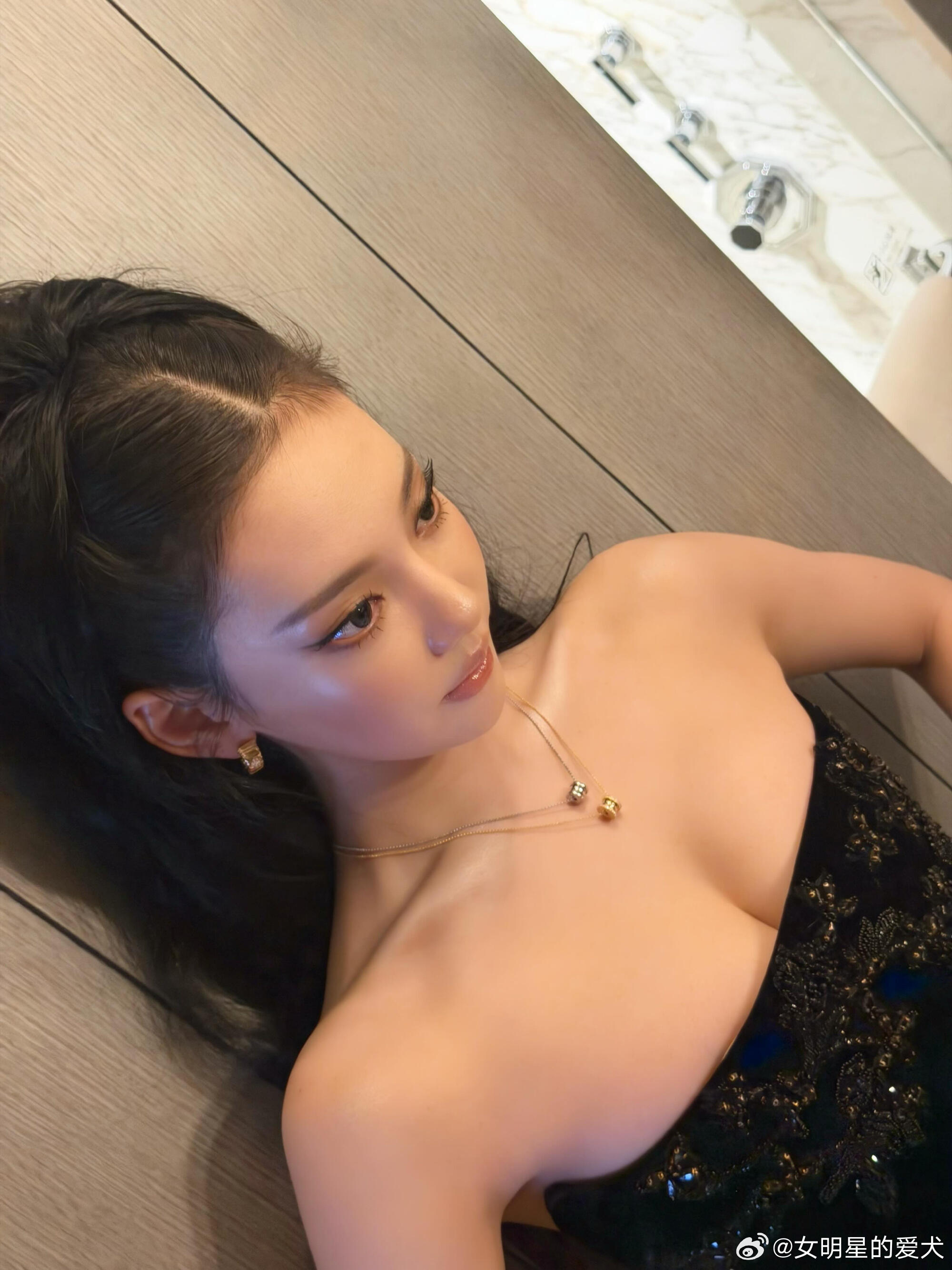 宁艺卓富有且慷慨 