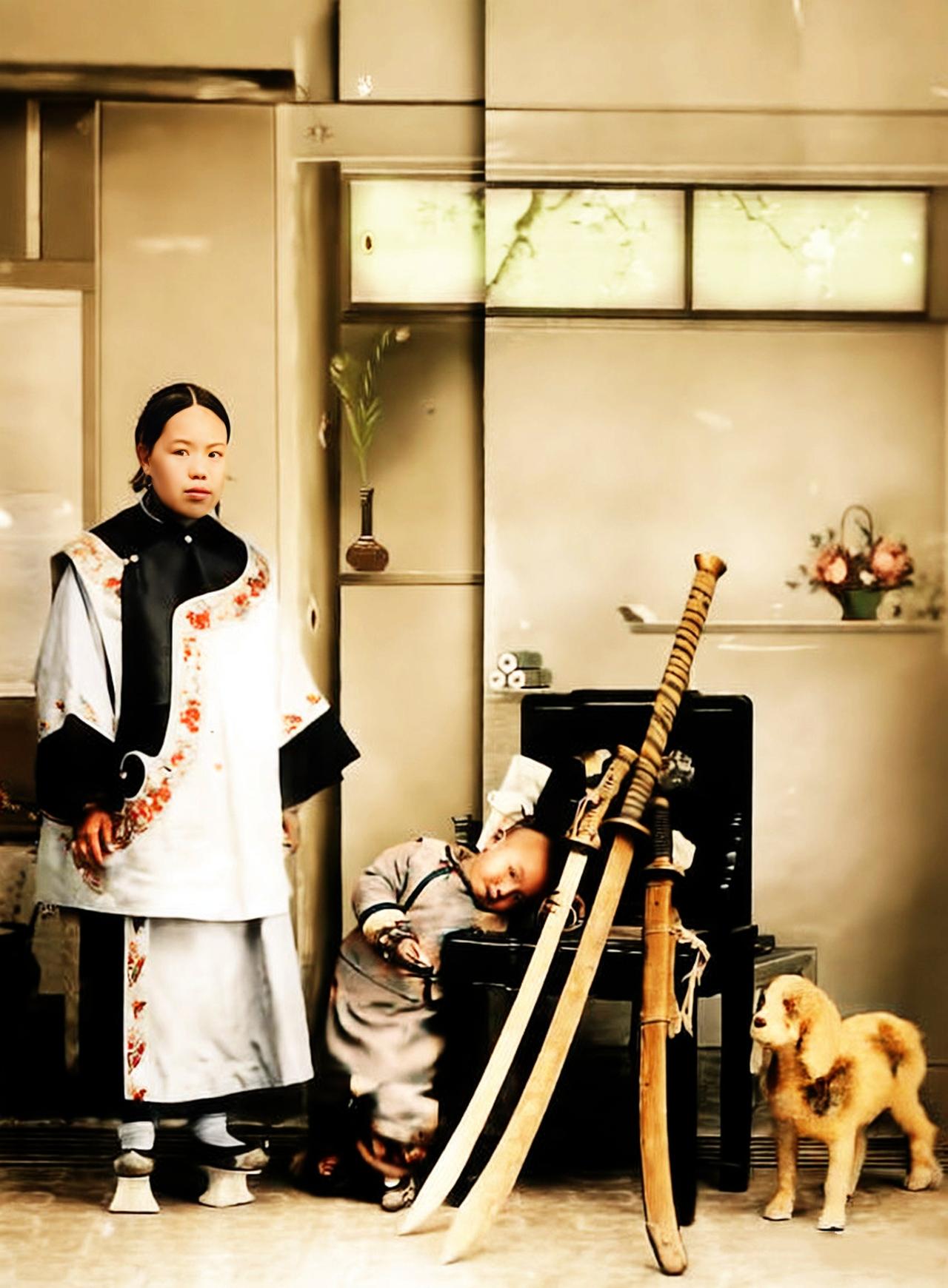 清末时期的一对母子。照片是在其家中拍摄的。

画面中的女子被称为李夫人，穿着花盆