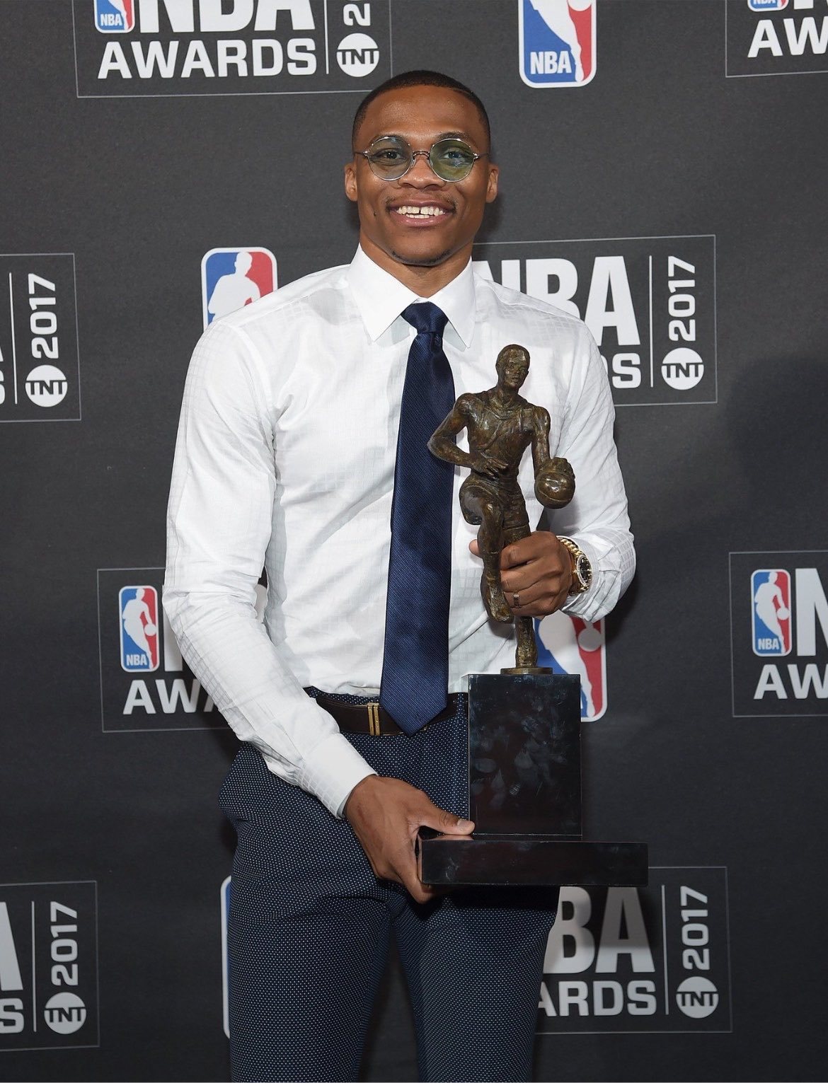 威少宣布退役 威少的故事中有一段非常牛🍺的，就是他进入 NBA 之前的那段旅程