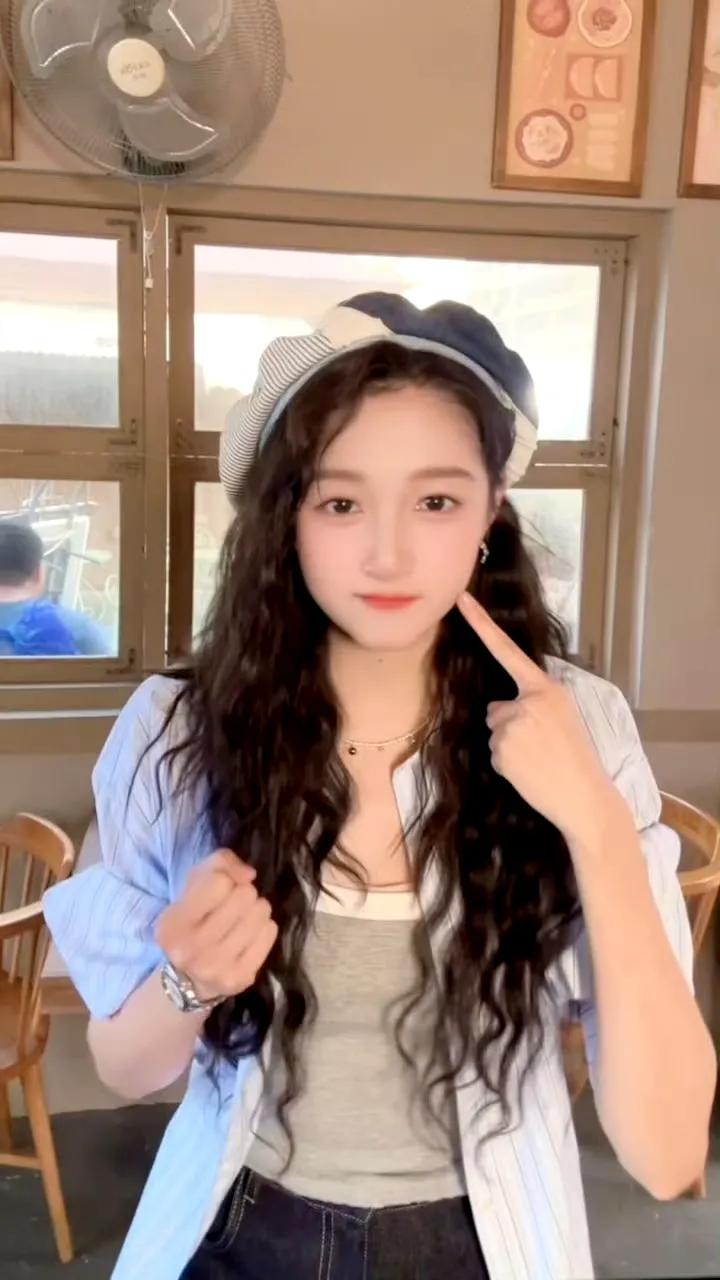 关晓彤跳“美美桑内”萌翻，单依纯“想活久一点”戳中谁？
 
这边关晓彤一身甜妹装