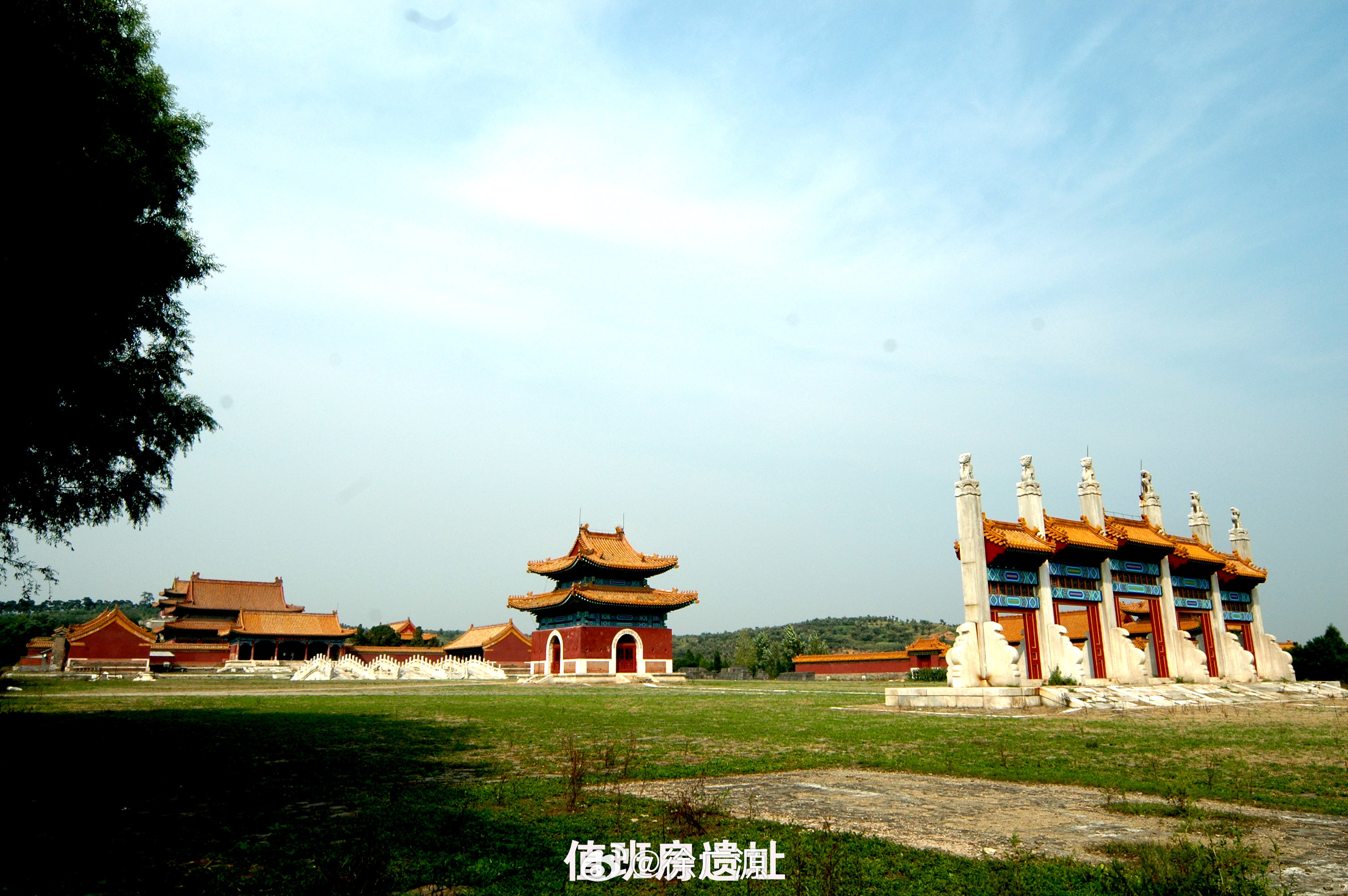 刚才“襄阳空间感”朋友提到没注意到惠陵牌楼门前西侧海墁地面上的遗址。其实那是值班