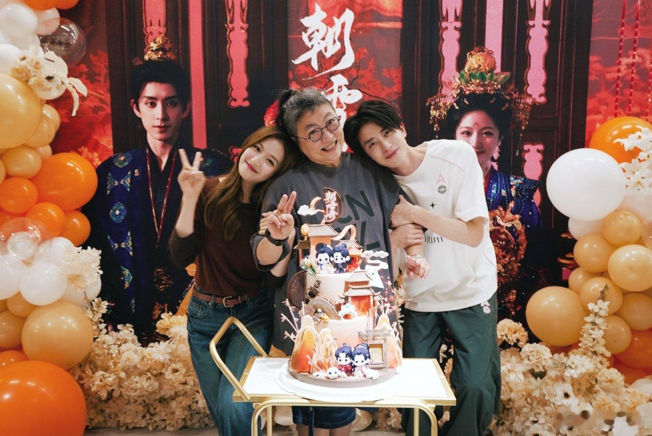 李兰迪敖瑞鹏庆功宴合照李兰迪敖瑞鹏朝雪录庆功宴！ ​​​李兰迪敖瑞鹏朝雪录庆功宴