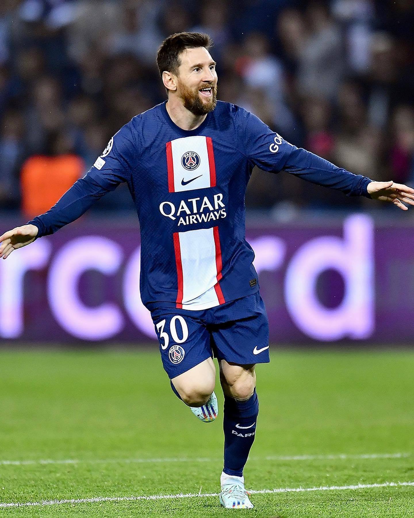 巴黎圣日耳曼西语官推：祝贺莱昂内尔·梅西职业生涯进球数达到900个！ 👏⚽️梅