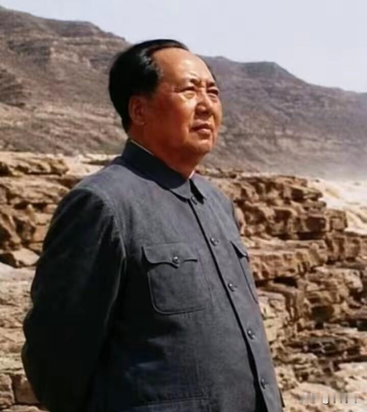 最刻在我心底、无论何时想起都心头滚烫的一句话，是为人民服务。短短五个字，没有华丽