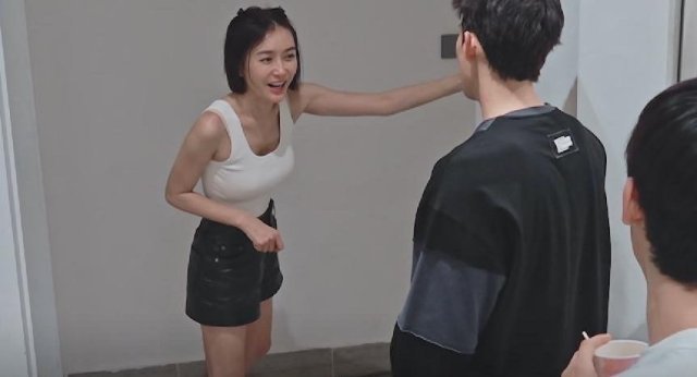 花儿与少年5秦岚随便一个小背心显示出的肌肉线条好明显。 ​​​
