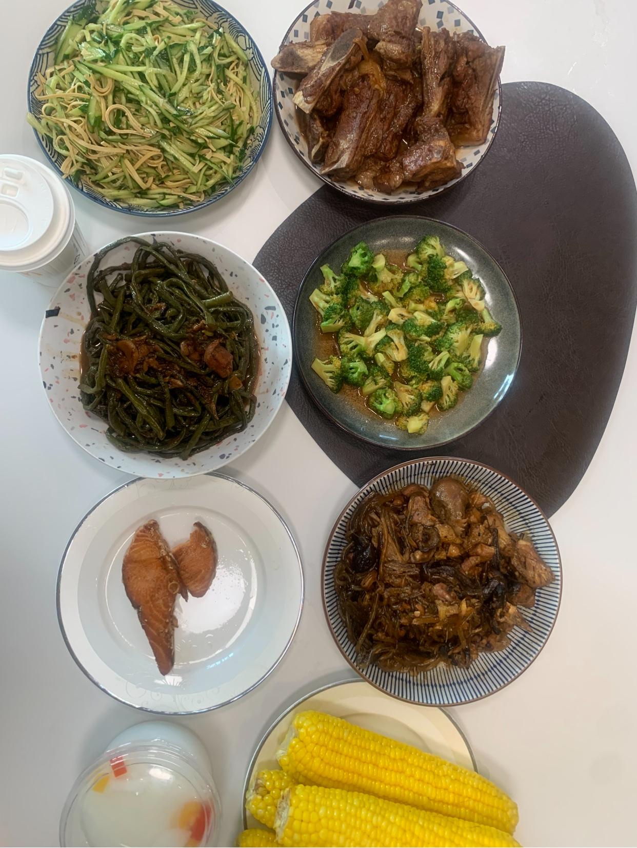打卡今日晚餐
今日5人份晚餐：烧猪“飞机翅”排骨、鹿茸菇炖鸡、素炒西兰花、黄瓜凉