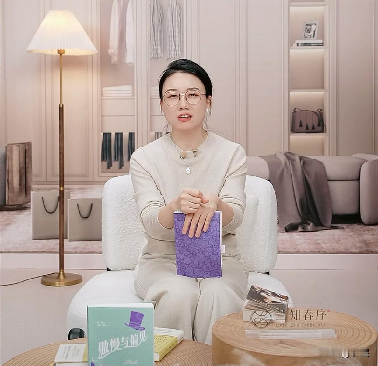 兰知春序今晚的“好读书”蛮精彩
潇潇问，有钱的单身汉最需要什么？
啊？这是在替董