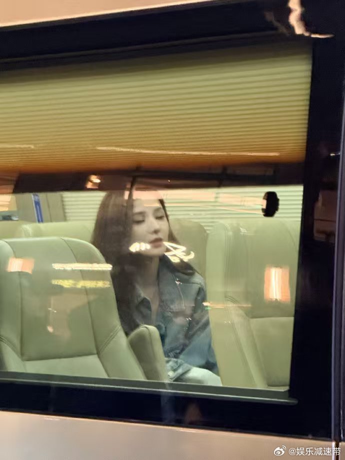 张予曦车窗神图 张予曦也太会拍了！车窗前随手一咔，偶像剧氛围感直接拉满，这神颜是