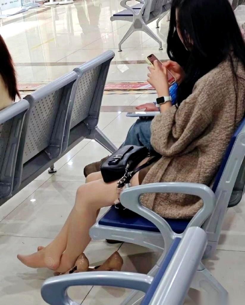 我发誓，我一开始真以为她是光脚。
那个颜色，那个质感，就跟皮肤一模一样。
直到我